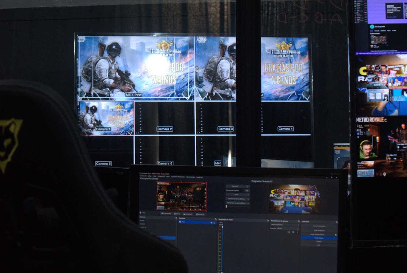 Multivista y estación de streaming en la sala de producción