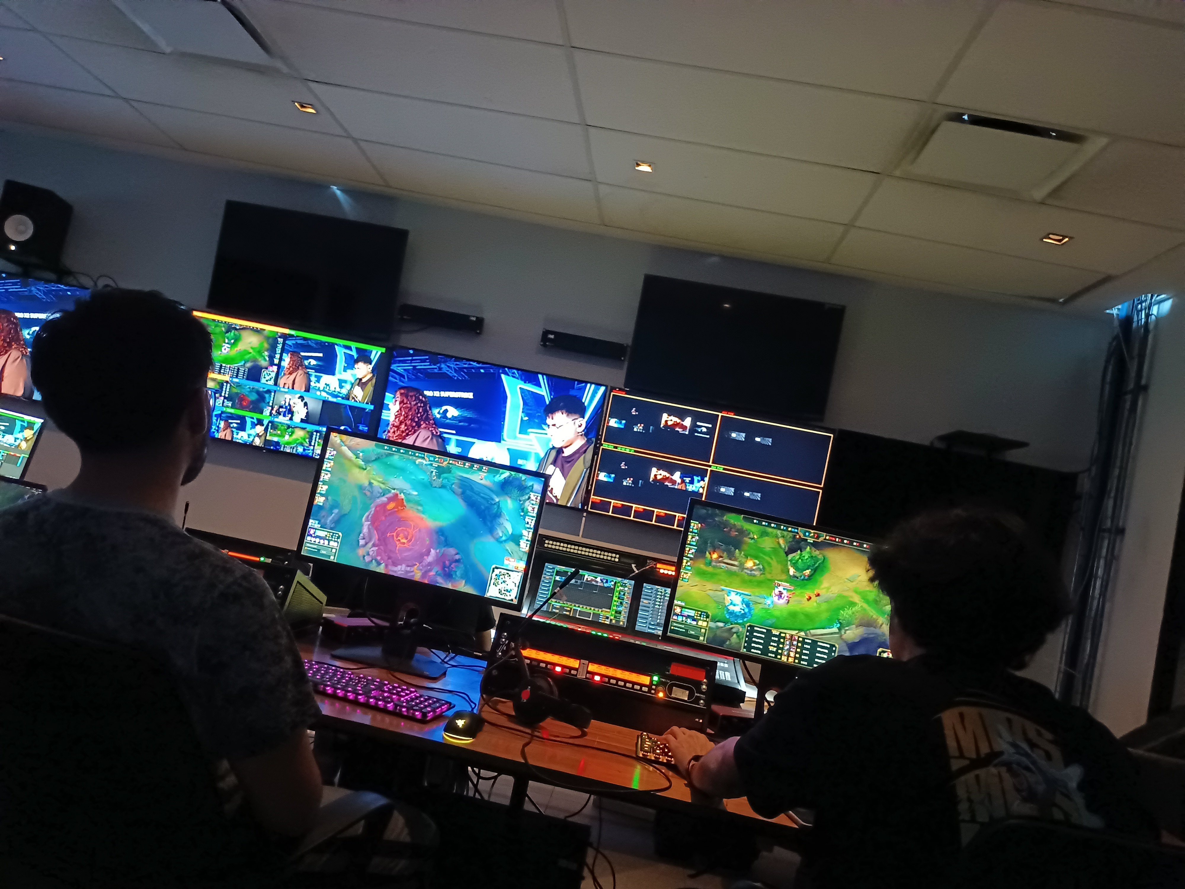 Dos operadores de Nebula frente a consolas y monitores durante una transmisión