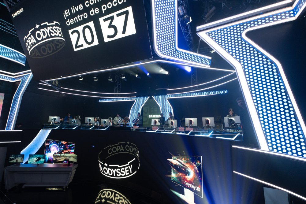 Escenario iluminado de la Copa Odyssey 2025 publicado por Samsung