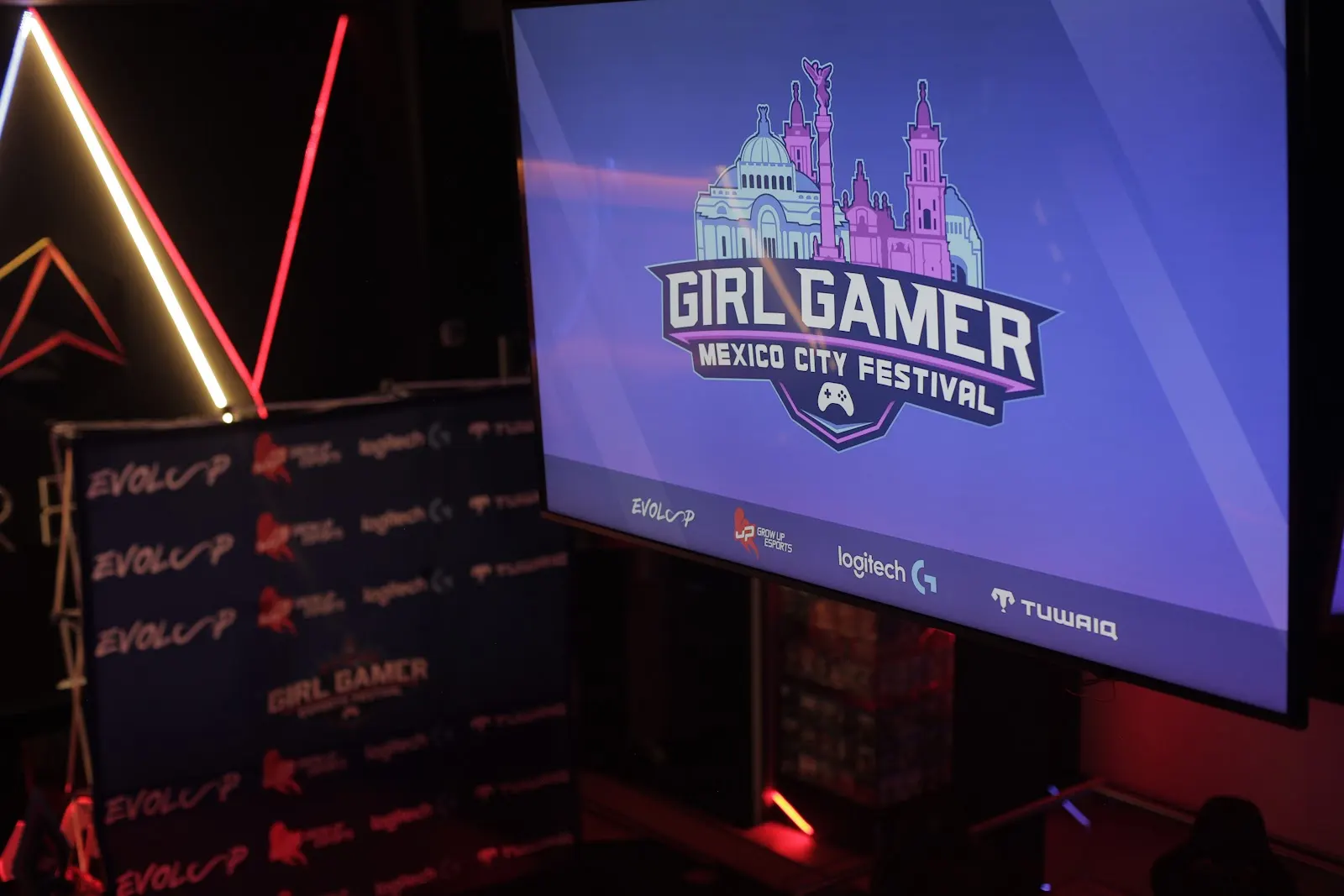 Pantalla con la identidad GirlGamer Mexico City Festival, iluminación de escenario y fondo del evento