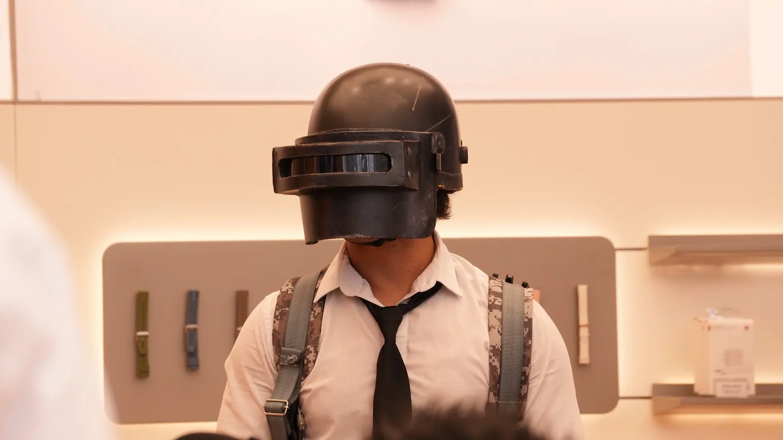 Personaje con casco y vestuario de PUBG MOBILE durante la activación del archivo Huawei