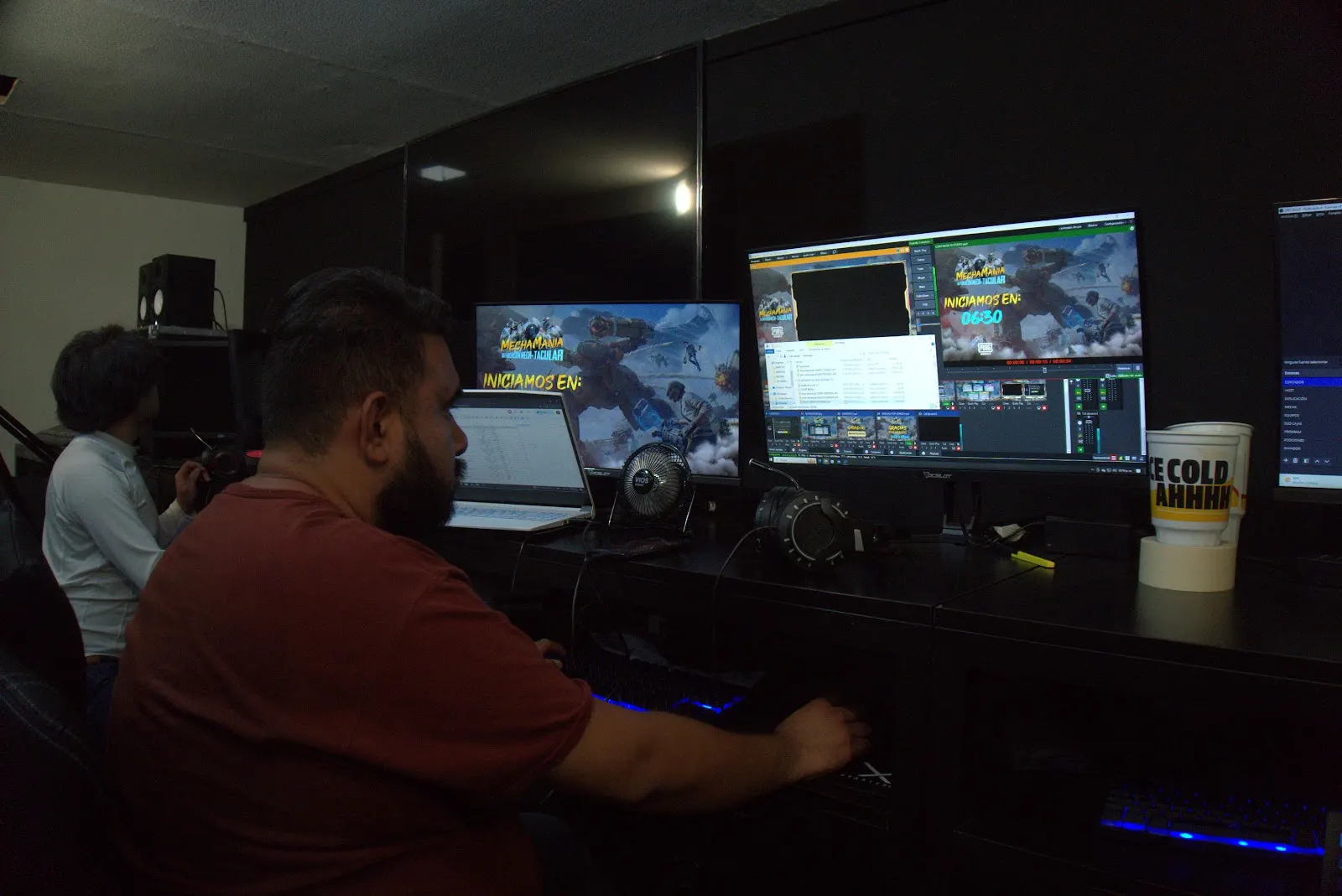Operadores ante monitores de realización que muestran la cuenta regresiva de Mechamania PUBG MOBILE