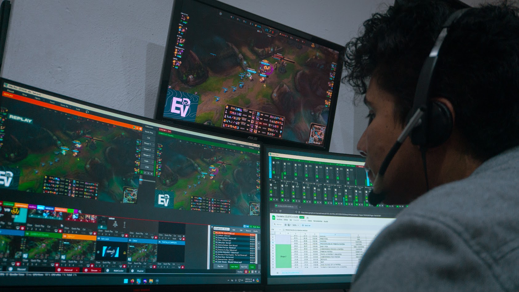 Operación de broadcast de Nebula, con monitores de juego, mezcla de señal y escaleta